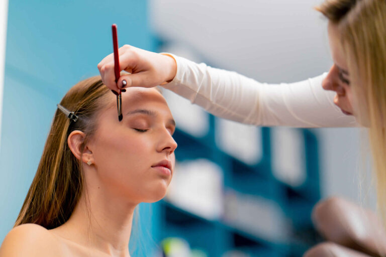 5 Razones por las que un Curso de Belleza Puede Cambiar tu Futuro