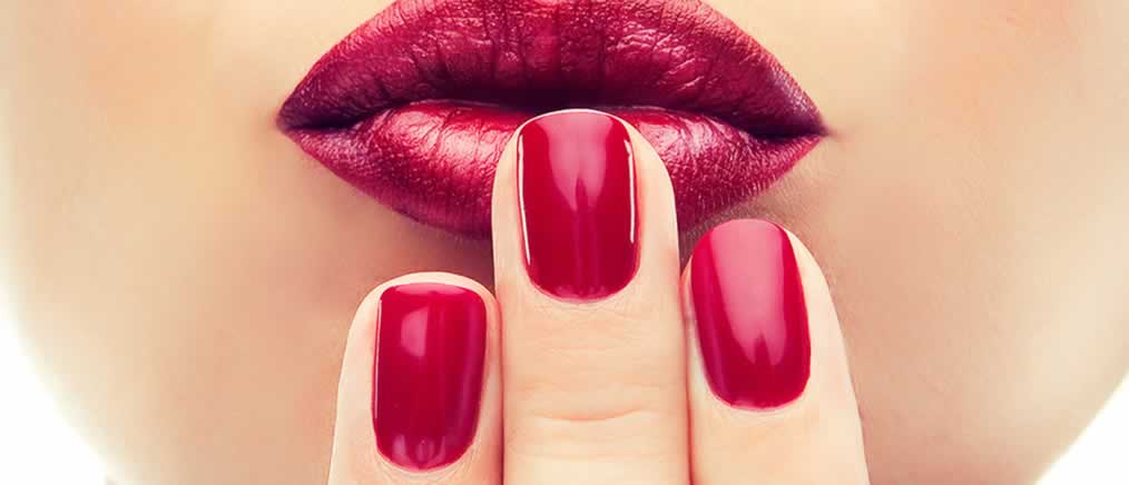 Labios con uñas a juego