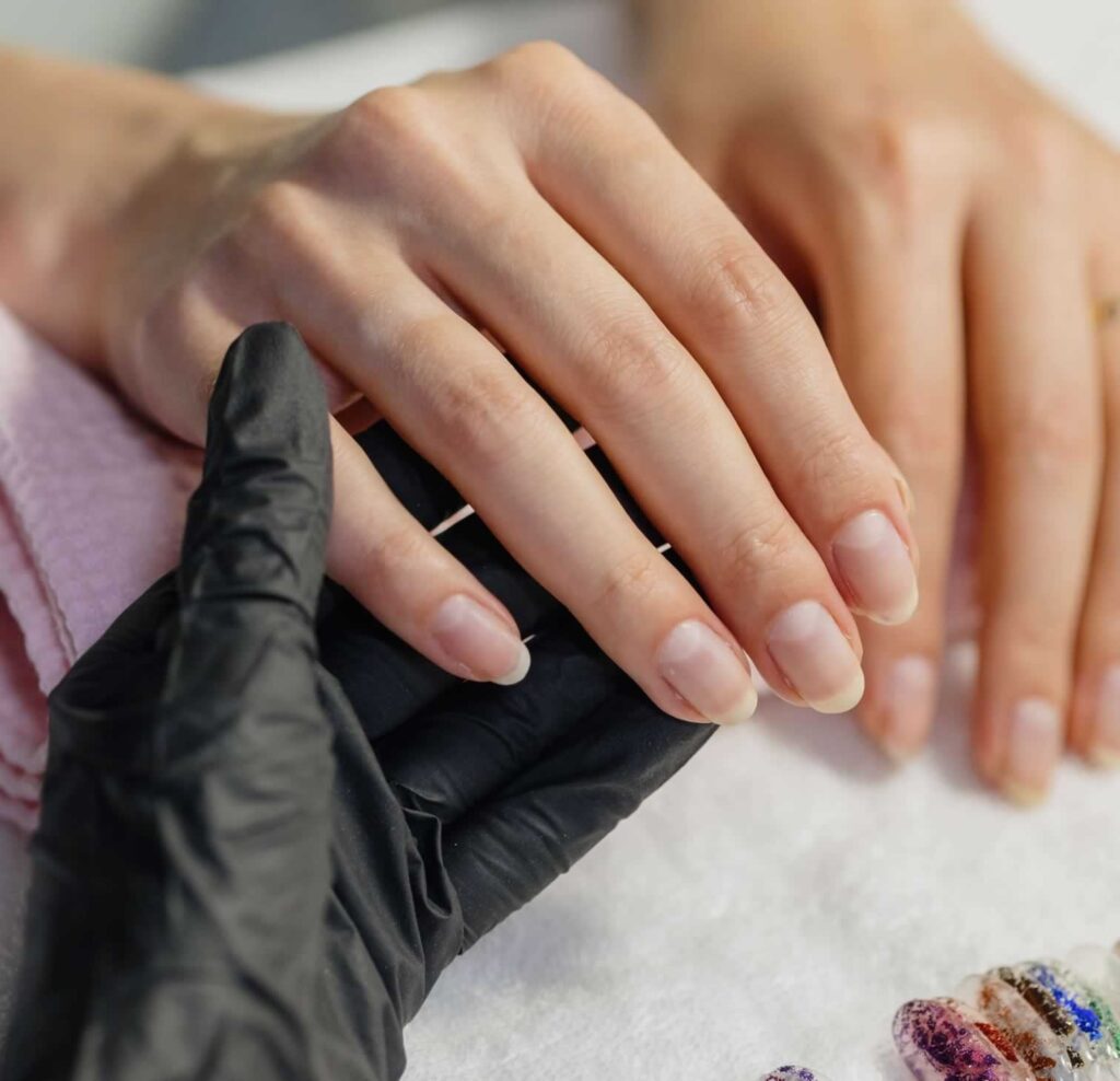Proceso de manicura en clienta